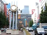 東京駅八重洲中央駅ビルを背景に。06.09.29.