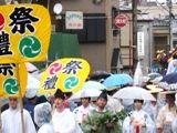 日本伝統も国際色だ。祭礼扇持つのは外国人。07.06.10.