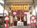鳥居を潜るとすぐに日比谷神社の細長い社殿。07.05.12.