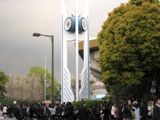 春雷の中で入学式の学生達を眺める時計塔。07.04.04.
