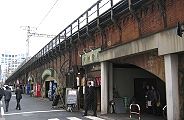有楽町駅へ続く連続アーチ。09.12.16.