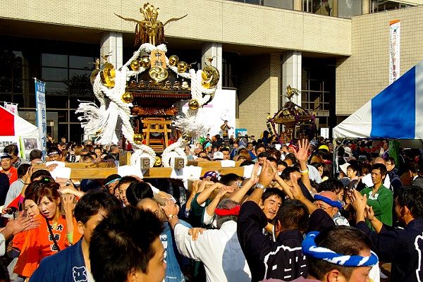 威勢よくステージ前を巡行する中神熊野神社同好会の神輿。'11.11.13.