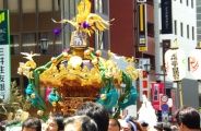 台座四方に白虎、青龍、玄武、朱雀が彫り込む日本橋二丁目通神輿。
