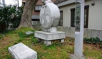 小野神社南参道近くの祭りモニュメントと一ノ宮渡し記念碑。