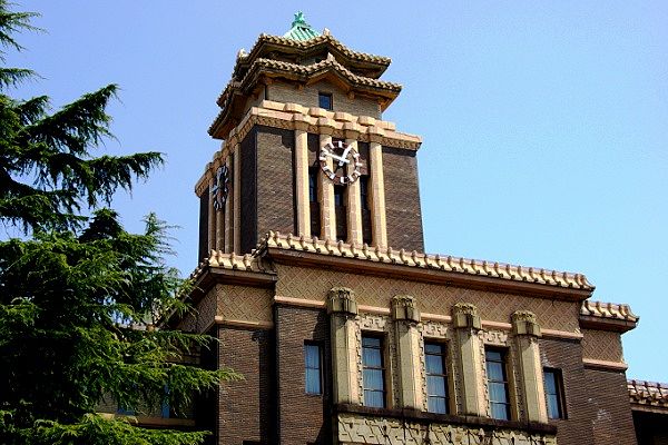 帝冠様式の名古屋市役所の時計塔。'11.04.10.