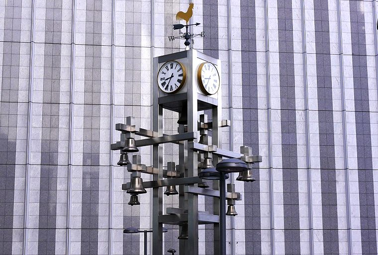 ヨドバシカメラを背にカリヨン時計。'14.11.16.
